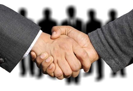 shaking-hands-3091908_960_720
